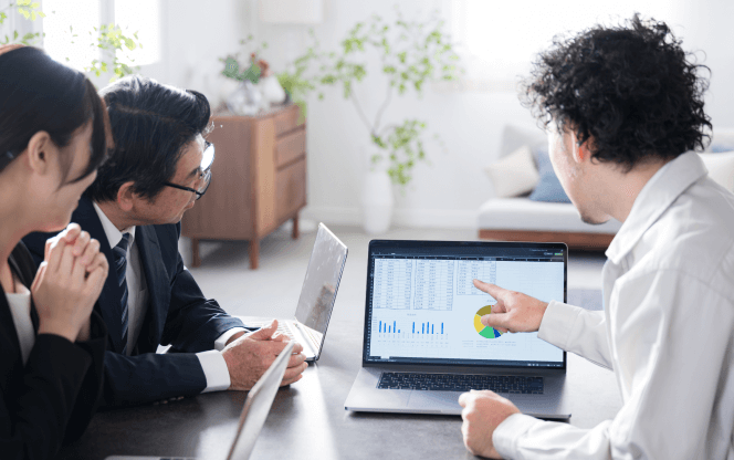 定例会で工事の進捗や課題を説明する様子