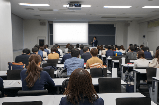 住民説明会で多数の住民が説明を受けている様子