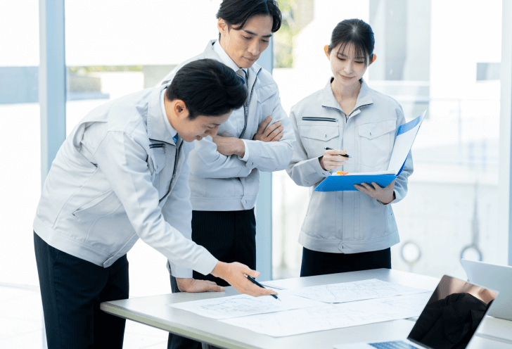 建築担当者が相談者と向き合いながら丁寧に話を聞いている様子
